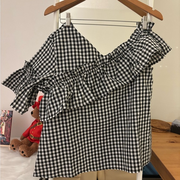 Super cute off shoulder top with ruffles - Picture 11 of 14